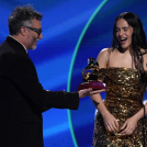 Fito Páez, izquierda, le entrega a Rosalía el premio al álbum del año por r "Motomami"en la 23a entrega anual del Latin Grammy Awards en la Mandalay Bay Michelob Ultra Arena el jueves 17 de noviembre de 2022, en Las Vegas. (Foto AP/Chris Pizzello)