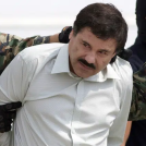 En esta fotografía de archivo del 22 de febrero de 2014, Joaquín "El Chapo" Guzmán, jefe del Cártel de Sinaloa en México, es escoltado a un helicóptero en la Ciudad de México luego de su captura.  AP