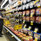 Una mujer hace compras en un supermercado, en Washington (EE.UU.),