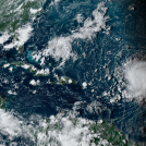 Esta imagen satelital, difundida por la Oficina Nacional de Administración Oceánica y Atmosférica de Estados Unidos (NOAA, por sus siglas en inglés), muestra al huracán Lee, a la derecha, el viernes 8 de septiembre de 2023 a su paso por el Océano Atlántico.