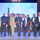 Leonel Lirio, ganador del ‘Gran Galardón’, junto a Stalin Victoria, presentadores y jurados del ‘Premio a la moda
