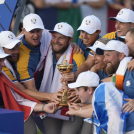 Luke Donald, capitán del equipo de Europa, celebra junto a los demás jugadores tras su triunfo sobre Estados Unidos en la Copa Ryder.