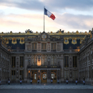 Guardias custodian el Palacio de Versalles, que este marte fue nuevamente evacuado por alerta de bomba