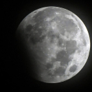 La luna llena aparece durante un eclipse lunar parcial en Katmandú