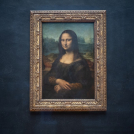 El retrato de Lisa Gherardini, esposa de Francesco del Giocondo, conocida como la Mona Lisa o La Gioconda (La Joconde en francés), pintado por el artista italiano Leonardo da Vinci, se exhibe en la "Salle des Etats" del Museo del Louvre en París.