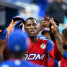 El jardinero dominicano #28 Junior Lake celebra después de anotar una carrera durante el partido de béisbol semifinal de la Serie del Caribe entre República Dominicana y Panamá en LoanDepot Park en Miami, Florida, el 8 de febrero de 2024. (Foto de Chandan Khanna / AFP)