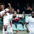 Jugadores del Milan celebran luego de marcar un gol.