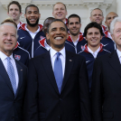 El presidente Barack Obama, flanqueado por el vicepresidente Joe Biden, izquierda, y el expresidente Bill Clinton, derecha, posan para una fotografía con la selección estadounidense de fútbol el 27 de mayo de 2010, en la Casa Blanca en Washington