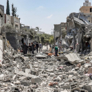 La gente busca entre los escombros de un edificio derrumbado en el lado este del campamento de Maghazi para refugiados palestinos en el centro de la Franja de Gaza el 15 de abril de 2024 en medio del conflicto en curso en el territorio palestino entre Israel y el grupo militante Hamas.