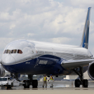 Empleados de Boeing conducen el nuevo Boeing 787-10 Dreamliner