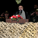 El presidente de Irán, Ebrahim Raisi, habla ayer durante un desfile del Día del Ejército en una base militar en el norte de Teherán.