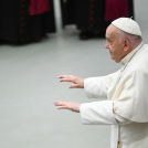 El Papa Francisco gesticula durante su audiencia a los peregrinos de las ciudades de Cesena, Sarsina, Tivoli, Savona e Imola en el aula Pablo VI del Vaticano el 20 de abril de 2024