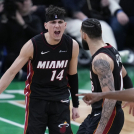 l guardia del Miami Heat, Tyler Herro (14), celebra con Caleb Martin al final de la segunda mitad.