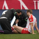 Harry Kane recibe antenciones médicas en el partido de  Bayern Múnich contra Eintracht Frankfurt.