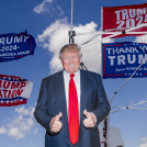 Detalle de un recorte del candidato presidencial republicano, el ex presidente Donald Trump, antes de un mitin el 1 de mayo de 2024 en Avflight Saginaw en Freeland, Michigan.