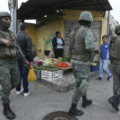 Soldados patrullan el perímetro de la prisión de Inca durante un estado de emergencia en Quito, el 9 de enero de 2024, tras la aparente fuga de un poderoso líder de una pandilla de la prisión.