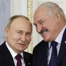 El presidente ruso, VladÍmir Putin, izquierda, y el presidente de Bielorrusia, Alexander Lukashenko, durante una reunión oficial en San Petersburgo, Rusia, el lunes 29 de enero de 2024.