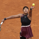 La japonesa Naomi Osaka sirve el balón a la francesa Clara Borel durante su partido en el torneo de tenis Abierto de Italia en Roma.