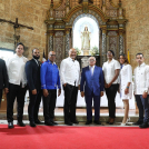 Luis R. Delgado Sánchez, Tesorero Nacional, acompañado de empleados de la TN en la misa por el 95 aniversario
