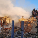 Rescatistas ucranianos  trabajan en un edificio dañado después de un ataque de misiles rusos en la región de Kiev.