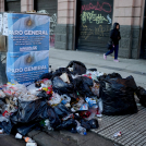 La basura se acumula ayer afuera de la Estación Constitución junto a las tiendas que están cerradas debido a la huelga general, en Buenos Aires.