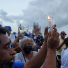 Con velas encendidas, comunitarios protestaron por la instalación de la barcaza argumentando una gran contaminación