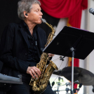 David Sanborn actúa en el Festival de Jazz y Patrimonio de Nueva Orleans, el sábado 7 de mayo de 2022, en Nueva Orleans.