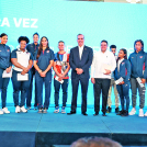 El mandatario Luis Abinader y el ministro de Deportes, Francisco Camacho, momentos después de la entrega de los cheques a los atletas.