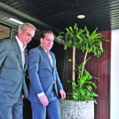 El presidente Luis Abinader cuando llegaba al Listín Diario, donde fue recibido por el presidente de la Editora, Manuel Corripio, para la entrevista en "De cara al elector".