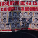 Familiares y amigos de los 43 estudiantes desaparecidos marchan con un cartel con las fotos y los nombres, en el noveno aniversario, el 26 de septiembre de 2023.