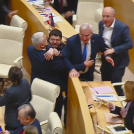 Foto tomada de video difundido por el Canal Mtavari el 14 de mayo de 2024, en que se ve a legisladores georgianos peleando en una sesión parlamentaria en Tiflis.