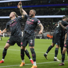 Jugadores del Manchester City celebra después de que su equipo anotó el segundo gol en el encuentro de la Liga Premier ante el Tottenham el martes 14 de mayo.