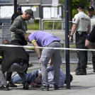 La policía arresta a un hombre tras un atentado con un arma de fuego contra el primer ministro de Eslovaquia, Robert Fico, en Handlova, Eslovaquia, el 15 de mayo de 2024.