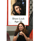 Ricarda Louk frente a una foto de su hija Shani Louk, secuestrada el 7 de octubre del 2023.
