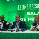 Manuel Crespo, delegado político de Fuerza del Pueblo ante la JCE, al ofrecer sus declaraciones a la prensa