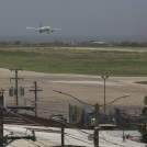 Un avión aterriza en el Aeropuerto Toussaint Louverture de Puerto Príncipe, Haití, el 20 de mayo de 2024.