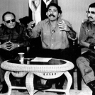 El exministro de Defensa Humberto Ortega, a la derecha, sentado junto a su hermano, el presidente Daniel Ortega, en el centro, y el ministro de Interior, Tomás Borge, en el anuncio de la expulsión de diplomáticos estadounidenses.