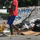 Las autoridades, según manifiestan vecinos en los municipios, realizan operativos para retirar basura de las calles, pero algunos ciudadanos no colaboran con estas acciones.