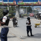 Agentes de la policía nacional patrullan una intersección en Puerto Príncipe, Haití,