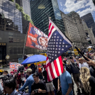 Un partidario del expresidente Donald Trump ondea una bandera estadounidense invertida durante una manifestación frente a la Torre Trump, ayer viernes.