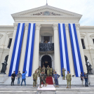 Militares participan en un ensayo frente al Palacio Nacional la víspera de la toma de posesión del presidente salvadoreño Nayib Bukele en el centro histórico de San Salvador el 31 de mayo de 2024
