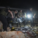 Agentes de policía cubren un cadáver tras el ataque con misiles rusos a un edificio de apartamentos en Kharkiv, Ucrania, viernes 31 de mayo de 2024