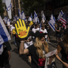 Manifestantes portan banderas y carteles durante un desfile en apoyo a Israel, el domingo 2 de junio de 2024, en Nueva York.