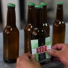 Un trabajador coloca una etiqueta de la cerveza con sabor a hoja de coca.