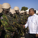 El primer ministro haitiano, Garry Conille, estrecha la mano de la policía keniana en su base en Puerto Príncipe, Haití, el miércoles 26 de junio de 2024.