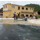 Trabajadores accionan en la reconstrucción de la cancha.