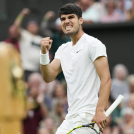 El español Carlos Alcaraz reacciona tras ganar un punto ante el estadounidense Francis Tiafoe durante su partido de tercera ronda en el campeonato de tenis de Wimbledon en Londres.
