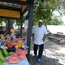 Domingo Reyes Mesa, de 68 años, oriundo de Tamayo, tiene 35 años vendiendo frutas, luego de ser billetero y agente de seguridad.