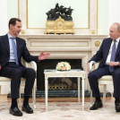El presidente de Siria, Bashar Assad, a la izquierda, habla antier con el presidente de Rusia, Vladímir Putin,