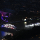 Un barco con la delegación de Francia pasa junto a la pasarela Debilly mientras navega por el río Sena durante la ceremonia de inauguración de los Juegos Olímpicos de París 2024